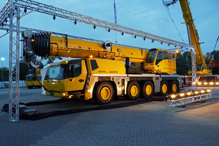 Grove presents two new five-axle all-terrain cranes at customer events in Wilhelmshaven